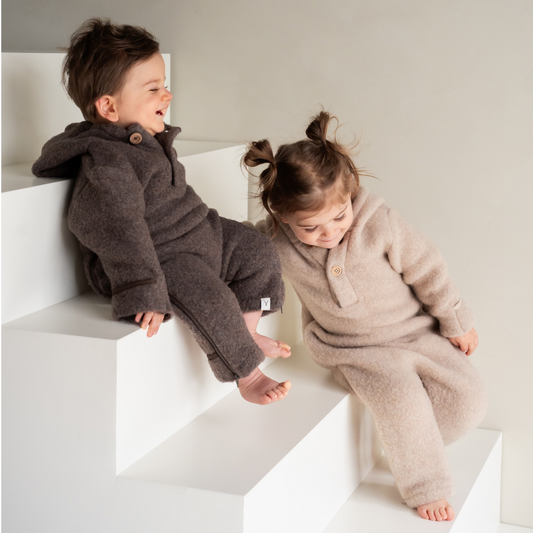 Donker bruine wollen baby onesie van Fossy van zachte merinowol met capuchon